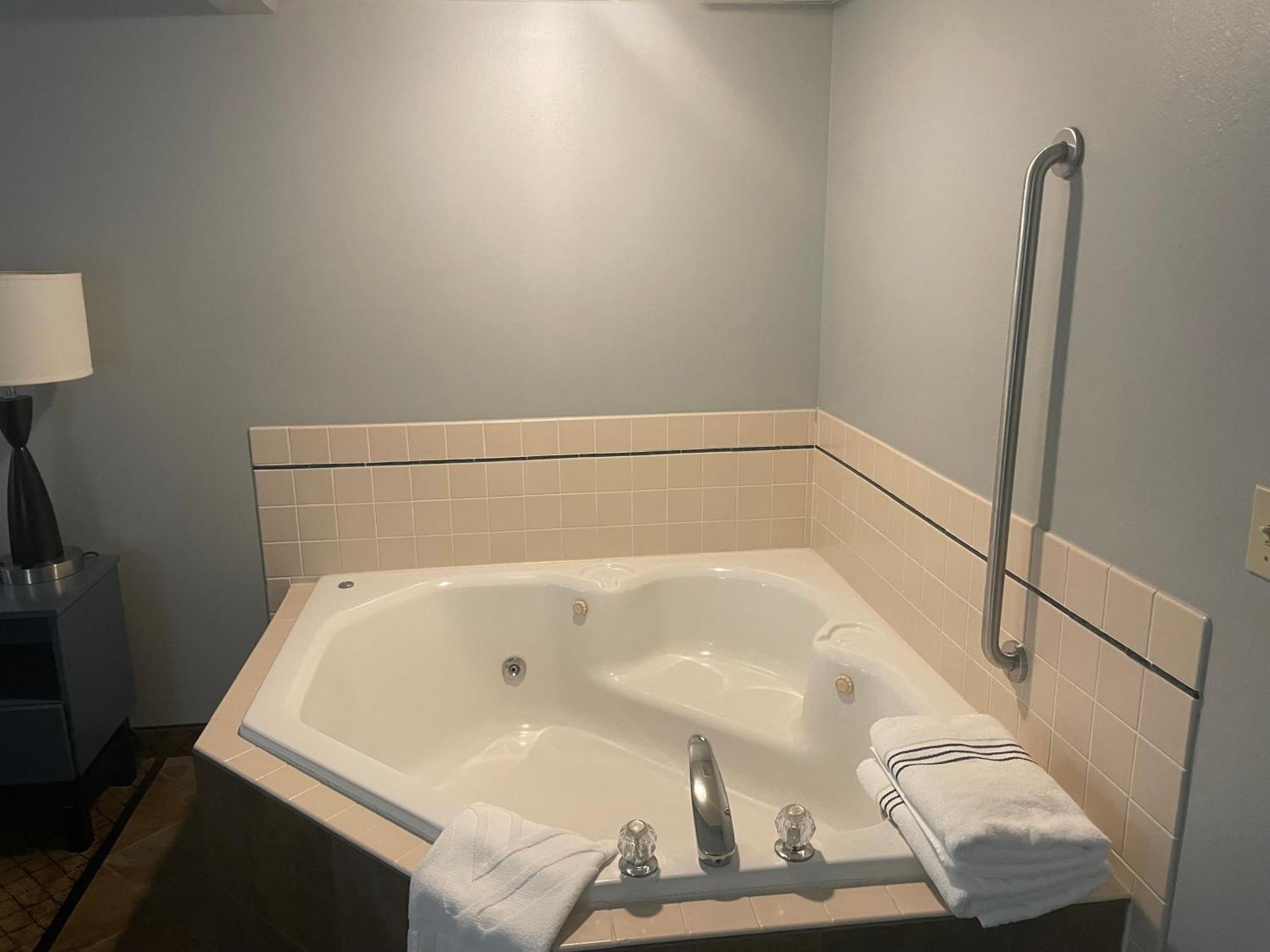 Americinn By Wyndham Hartford Wi מראה חיצוני תמונה