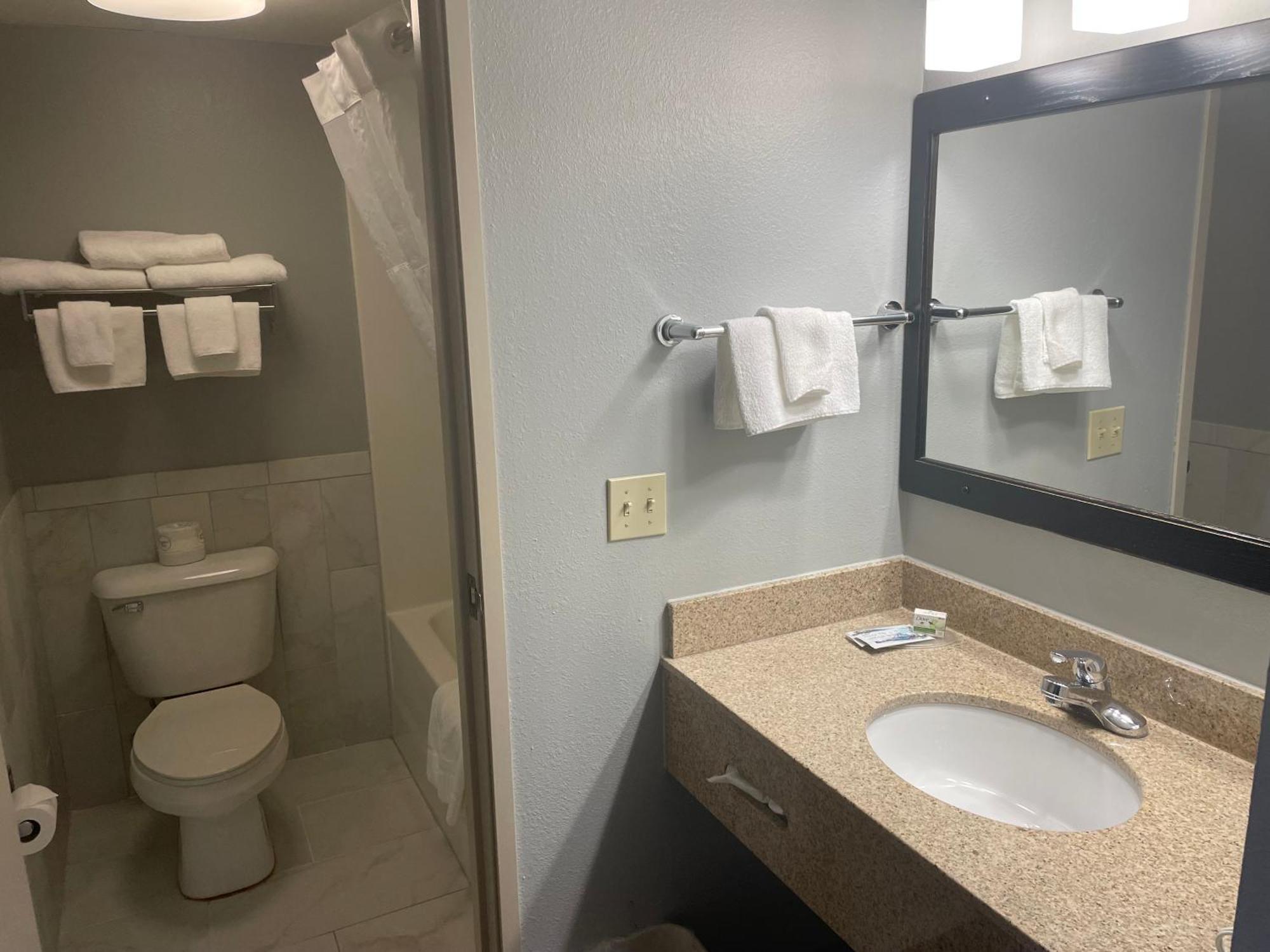 Americinn By Wyndham Hartford Wi מראה חיצוני תמונה