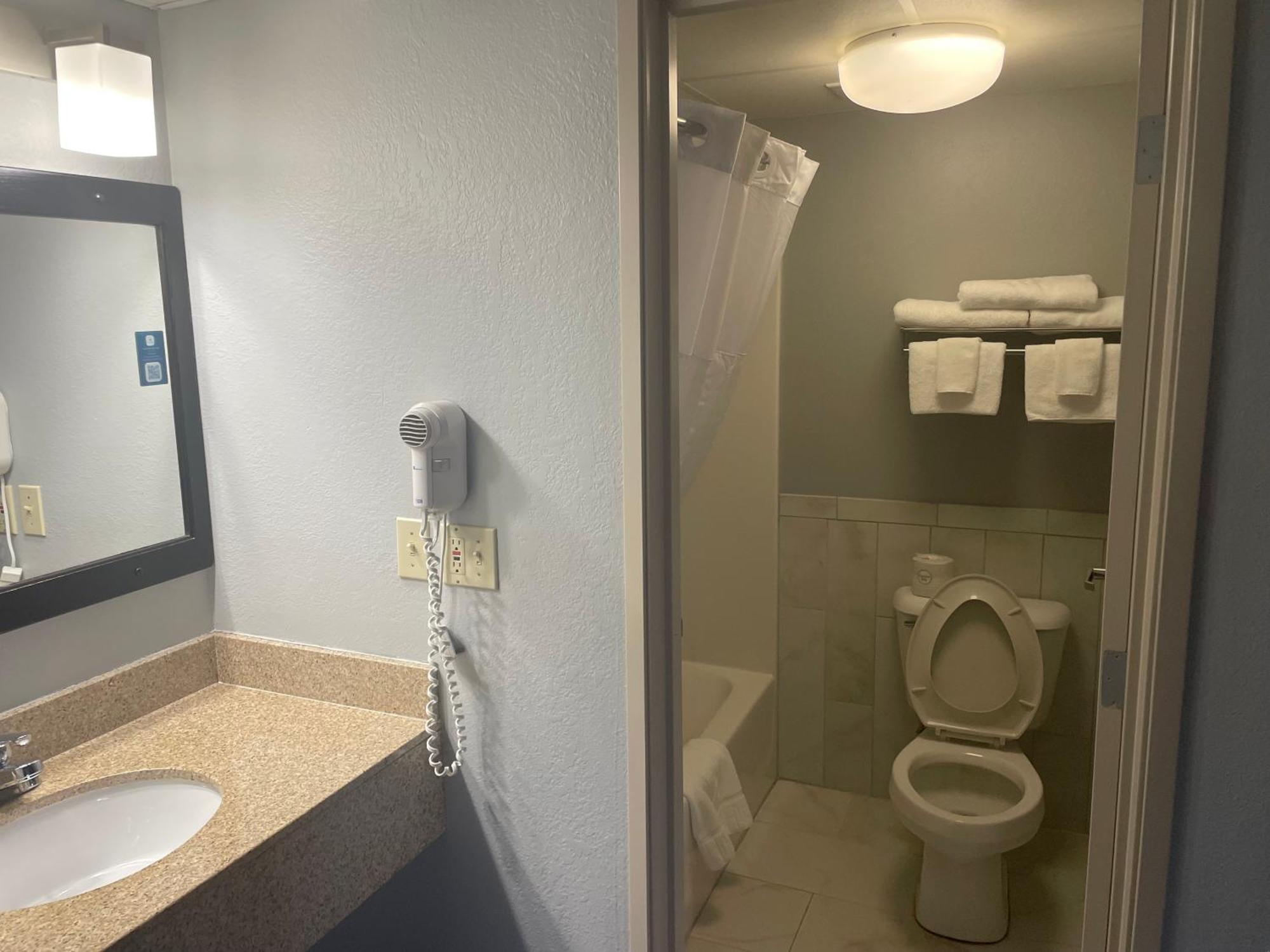 Americinn By Wyndham Hartford Wi מראה חיצוני תמונה